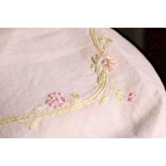 Vtg Handmade Embroidered Linen Table Runner Crochet Trim Floral Basket Design - Picture 11 of 12